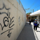 Las dos pintadas realizadas en el muro de la pasarela que une la calle Salud con Rafael Cano.-PABLO REQUEJO