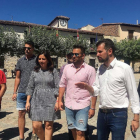 La secretaria provincial del PSOE, Esther Peña, y el alcalde, Óscar Izcara, acompañaron a líder socialista regional.-ICAL