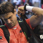 David Ferrer abandona la pista tras caer derrotado ante el japonés Kei Nishikori en la cuarta ronda del Abierto de Australia, en Melbourne.-Foto: EFE / JULIAN SMITH