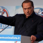 Berlusconi pronuncia un discurso en un mitin organizado por el Movimiento Animalista, en Milán, el 20 de enero.-/ AP / MATTEO BAZZI