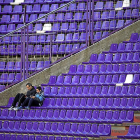 Dos espectadores, durante un partido del Real Valladolid esta temporada.-PABLO REQUEJO (PHOTOGENIC)