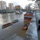 Río Pisuerga a su paso por LasMoreras en la tarde de ayer, donde permanecía inundado el camino de ribera.-J.M. LOSTAU