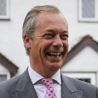 Nigel Farage, líder del UKIP, sonríe en el exterior de su casa, en Downe, antes de ir a votar.-AP / GARETH FULLER