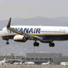 Un avión de Ryanair en El Prat. Imagen de archivo.-Foto:   JOSEP GARCIA / BARCELONA