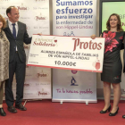 Luz Fernández, Carlos Villar, Cristina Arnaldo, y Edmundo Bayón, durante la entrega de 10.000 euros a la Alianza Española de familias de Von Hippel-Lindau-ICAL