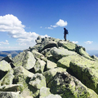 Un montañero divisa el cielo de Madrid desde el cresterío de Peñalara.-EDUARDO RODRIGO