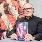 Manuel Domínguez, con su libro.-EL MUNDO