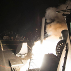 Imagen del lanzamiento de un misil contra una base siria desde el 'USS Ross' , esta madrugada.-REUTERS