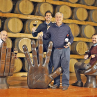 Javier Robla, Ignacio Robla, Víctor Robla y Carlos Robla en el interior de la bodega Vinos de Arganza.-