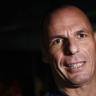 Varoufakis, al salir de su oficina en Atenas, el 1 de julio.-Foto: AP / DANIEL OCHOA DE OLZA