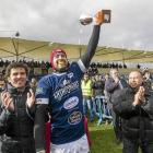 El capitán Borja Estrada levanta el trofeo de la Copa Ibérica tras la victoria del Quesos Entrepinares-Pablo Requejo