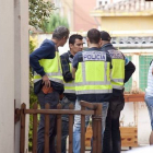 Agentes de la Policía Nacional, durante el registro que han realizado en la vivienda donde fue detenido el presunto pederasta del barrio madrileño de Ciudad Lineal.-Foto: EFE / PEDRO PUENTE HOYOS