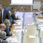 El consejero Juan Carlos Suárez-Quiñones saluda al ministro Íñigo de la Serna mientras al otro lado de la mesa el alcalde, Óscar Puente, observa la escena.-J.M. LOSTAU