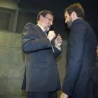 Mariano Rajoy departe con su sucesor en la presidencia del PP, Pablo Casado, durante el acto de presentación del libro escrito por el primero ’Una España mejor’.-DAVID CASTRO