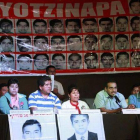 Los padres de los estudiantes desaparecidos, en una rueda de prensa en México, este martes.-Foto: EFE / SÁSHENKA GUTIÉRREZ