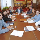 Puente, al fondo, durante la reunión de presupuestos celebrada con los concejales del equipo de gobierno.-J. M. Lostau