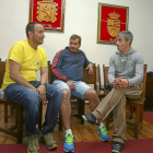 Los tres mineros encerrados en la Casa Consistorial de Toreno.-ICAL