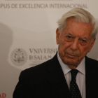 Mario Vargas Llosa en la rueda de prensa anterior a su investidura como Honoris causa por la universidad de Salamanca-Ical