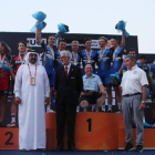 El equipo Etixx QuickStep (centro), flanqueado por el BMC (izquierda) y el Orica en el podio de la contrarreloj por equipos del Mundial.-AFP / KARIM JAAFAR