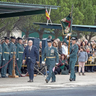 El subdelegado del Gobierno, Luis Antonio Gómez, desfila junto al coronel jefe de la Comandancia, Juan Miguel Recio.-MIGUEL ÁNGEL SANTOS