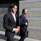 Germán Martín Giraldo (I), acompañado por su abogado Enrique Molina (D), al finalizar su declaración en los Juzgados de Valladolid.-ICAL