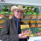 Félix, con un sombrero de cowboy, muestra los productos de Huercasa.-T.S.T