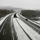 La autovía A6 a su paso por Bembibre (León), afectada por la nieve-Ical