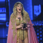 Swift, con su trofeo de ’artista de la década’ de los American Music Awards.-AP / CHRIS PIZZELLO