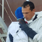 Un guardacostas italiano sostiene a la pequeña Favour en Lampedusa.-AFP