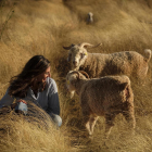 Rocío García, junto a sus cabras de Angora, en el terreno donde las cría.-ENRIQUE CARRASCAL