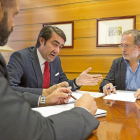 Juan Carlos Suárez-Quiñones y Manuel Saravia en el transcurso de la reunión ayer en la Consejería de Fomento.-Ical