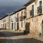 Una de las empedradas calles de Castrillo de los Polvazares, uno de los pueblos maragatos más visitados por su cocido y su entorno.-J. M. LOSTAU