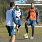 Leão pasa a Samuel (de espaldas) ante Óscar Díaz, en los Anexos-Balcaza