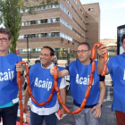 Los trabajadores de Acaip reparten chorizos delante de la Delegación del Gobierno de Valladolid.-ICAL