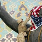 La bandera de EEUU, en la estatua de Sadam en Bagdad, en el 2003.-ARCHIVO / AP