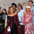 La alcaldesa y miembros de la Corporación aplauden a la ‘aposentadora’ tras su intervención.-J. M. LOSTAU