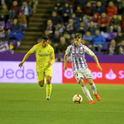 Toni avanza con el balón ante la presencia de Porro en el partido frente al Girona.-MIGUEL ÁNGEL SANTOS