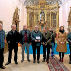 El presidente de la Diputación, Jesús Julio Carnero, muestra ayer la cartela en la iglesia de Ventosa.-EL MUNDO