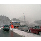 Estado de la autopista A-66, entre León y Asturias,afectada por el temporal de nieve ayer por la mañana.-ICAL