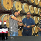 Los enólogos de CuatroRayas Elena M. Oyagüe (d), Ángel Calleja (c) y Roberto L. Tello, catan el nuevo vino de Ribera.-E.M.