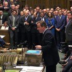 Cameron habla en las últimas preguntas al primer ministro en el Parlamento británico, en Londres.-AFP