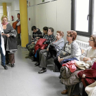 Varios pacientes esperan su turno para ser atendidos en el centro de salud de Canterac, en Valladolid-J. M. LOSTAU