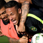 Neymar es agarrado por Gabriel Jesús durante el entrenamiento de la selección brasileña el día 1 en Brasilia.-EVARISTO SA / AFP