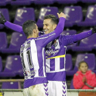 Juan Villar recibe la felicitación de Alfaro tras anotar el segundo tanto de la tarde.-J.M. Lostau