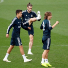 Reguilón, en un entrenamiento, junto a Bale y Modric.-EFE