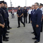 El ministro del Interior, Juan Ignacio Zoido, durante la visita que realizó a los policías y guardias civiles desplazados a Catalunya, el pasado 4 de octubre.-EFE