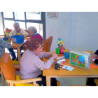 Usuarios del servicio de Promocion de la Autonomía Personal en el centro social ‘José Britapaja’ de Castronuño.-EL MUNDO