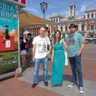 El poeta Fermín Herro, la escritora María Sánchez y el periodista Emilio Gancedo en la Feria del Libro de Valladolid.-ICAL