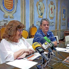 La concejala de Cultura, Teresa Rebollo, y el técnico Eduardo López.-EL MUNDO