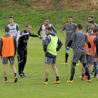 Alberto da instrucciones a los jugadores, con el papel de los ejercicios del día en la mano.-BALCAZA